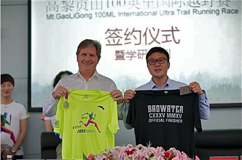 Co-Race Directos Chris Kostman and Lin Ma exchange gifts during the Contract Signing Ceremony at Tengchong City Hall on June 13, 2016.